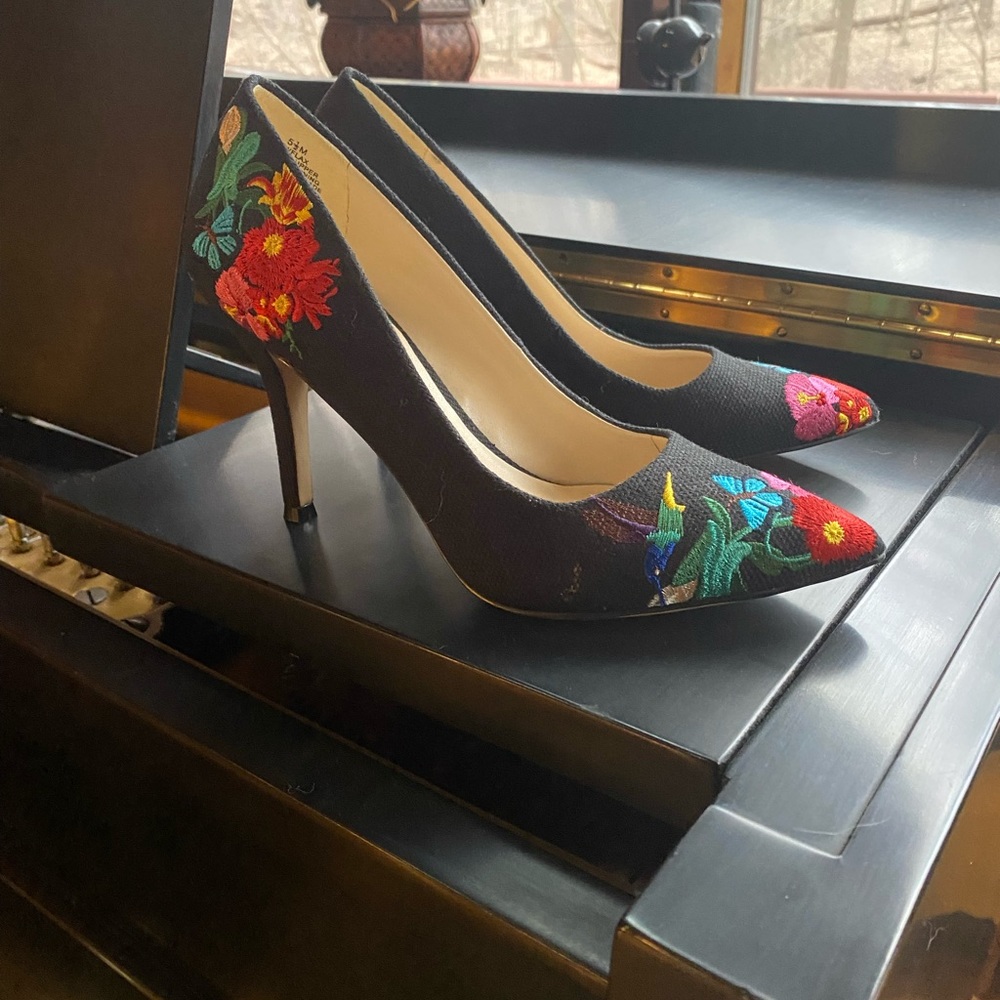 Black embroidery Nine West heels
